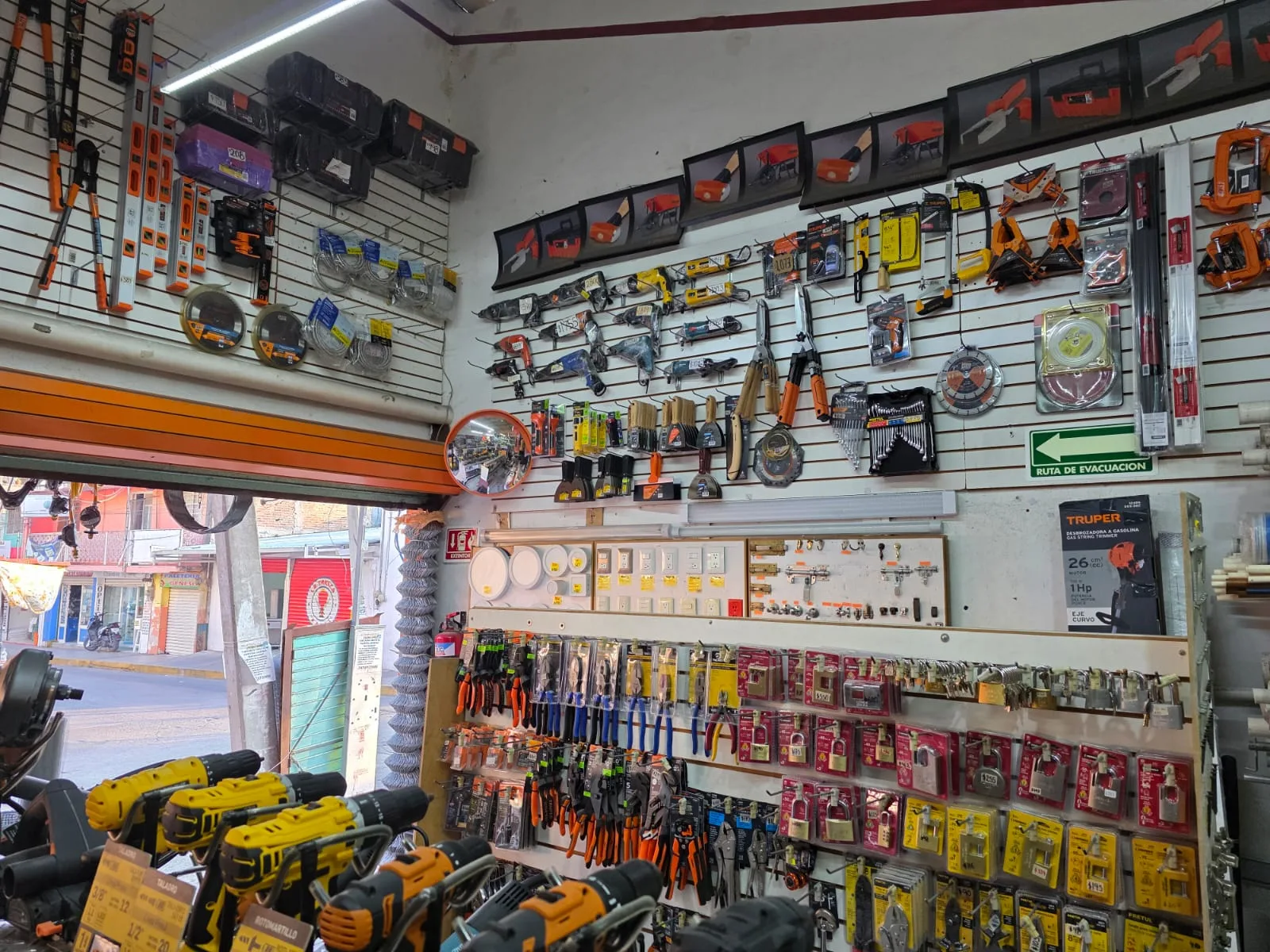 Herramientas manuales y plomería en Ferremerk Chilpancingo
